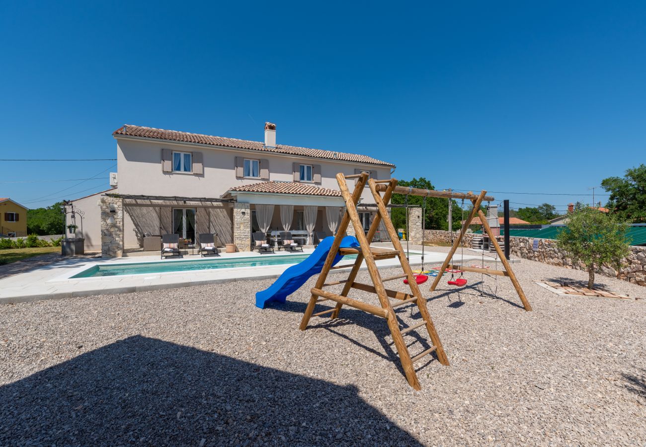 Villa a Sveti Bartul - Villa Batelica near Labin with large garden, kids playground and private pool