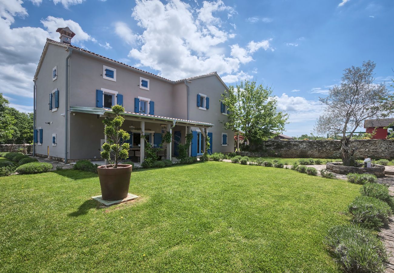 Villa a Cabrunici - Stancija Cabrunici in Central Istria with large garden and Wellness