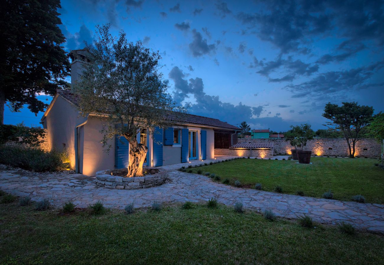 Villa a Cabrunici - Stancija Cabrunici in Central Istria with large garden and Wellness