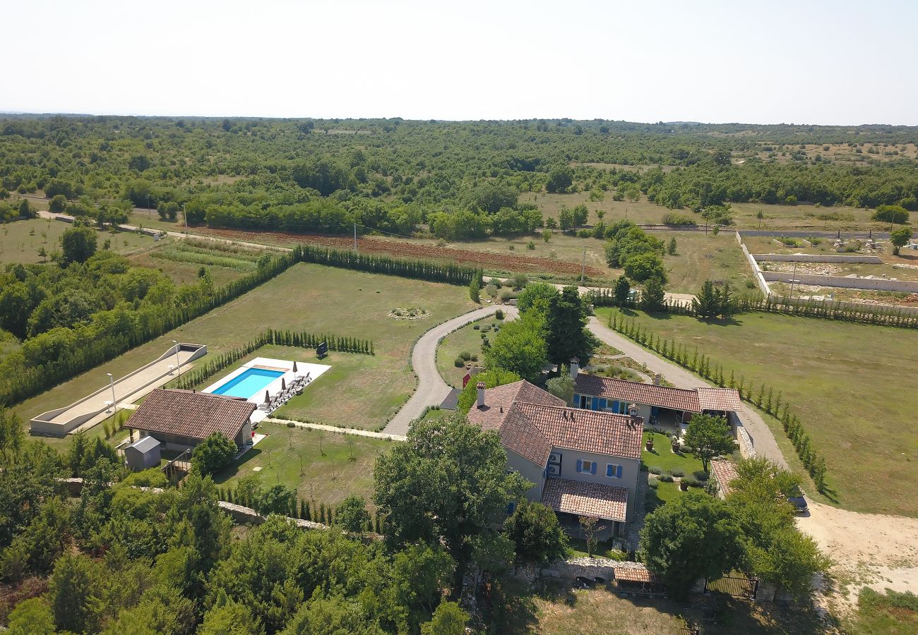 Villa a Cabrunici - Stancija Cabrunici in Central Istria with large garden and Wellness