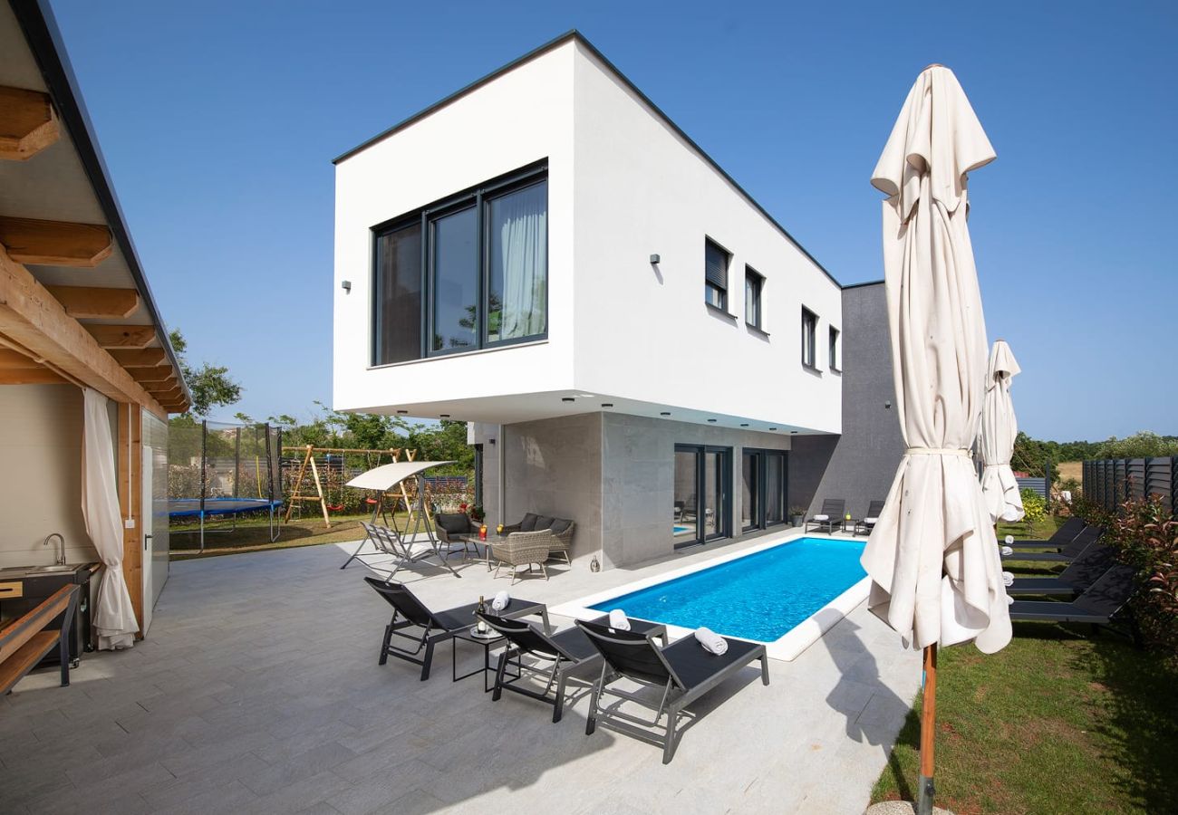 Villa a Medulin - Villa Tiki in Medulin for 16 person with heated pool & spa only 1 km from the beach 