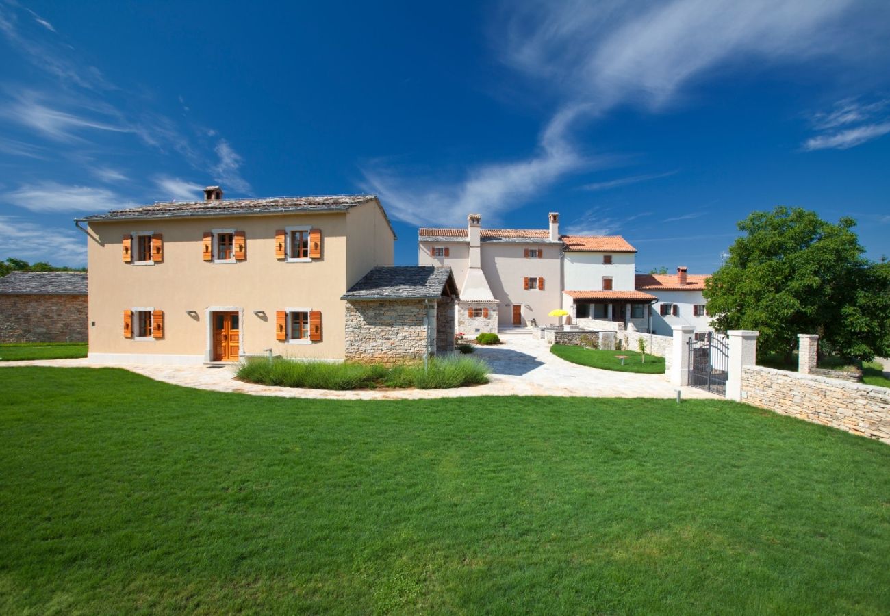 Villa a Grožnjan - Villa Poropati in Central Istria for up to 14 people with large garden & 81 m2 pool