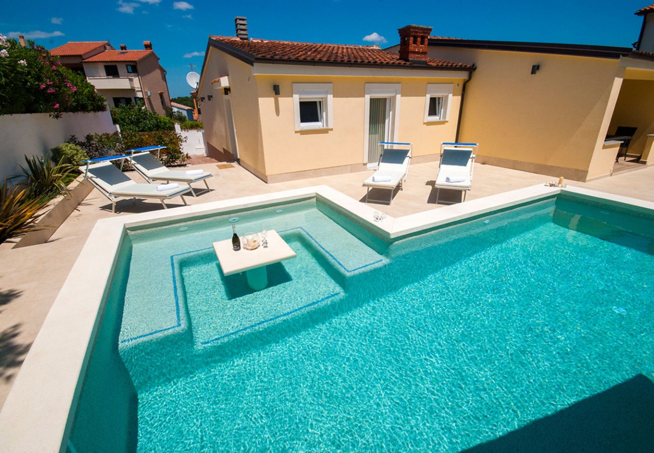 Villa a Banjole - Villa Manuela near Medulin with private pool only 500 meters from sea