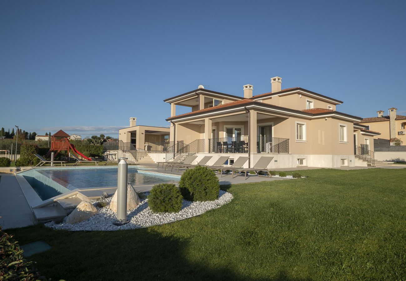 Villa a Krancici - Villa Silvia near Poreč for 10 people with infinity pool and large playground