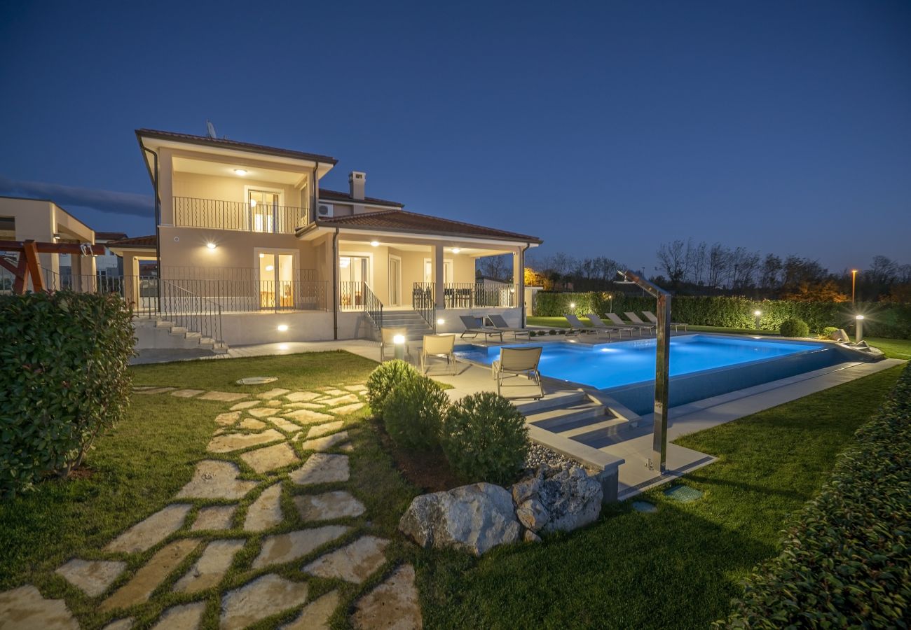 Villa a Krancici - Villa Silvia near Poreč for 10 people with infinity pool and large playground