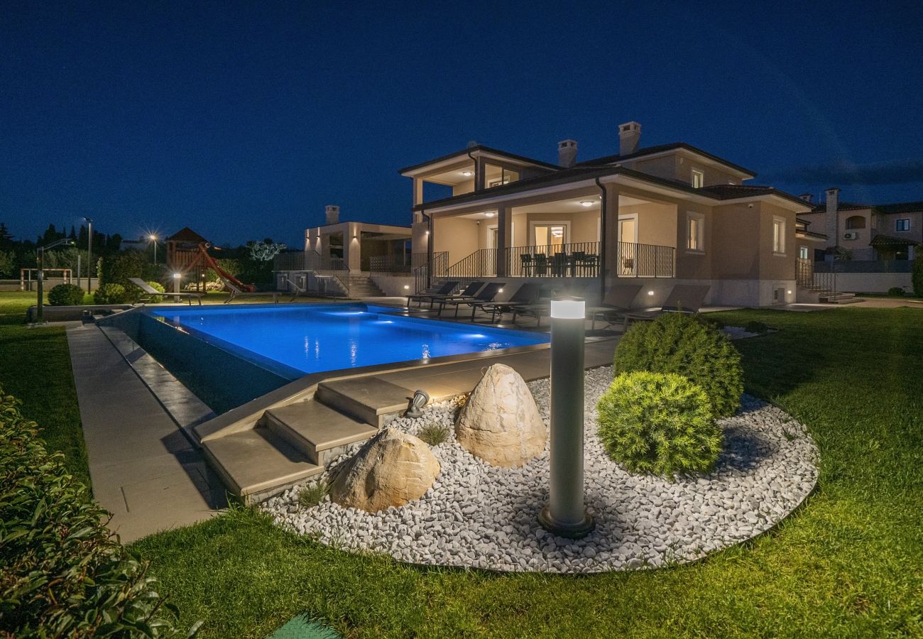 Villa a Krancici - Villa Silvia near Poreč for 10 people with infinity pool and large playground