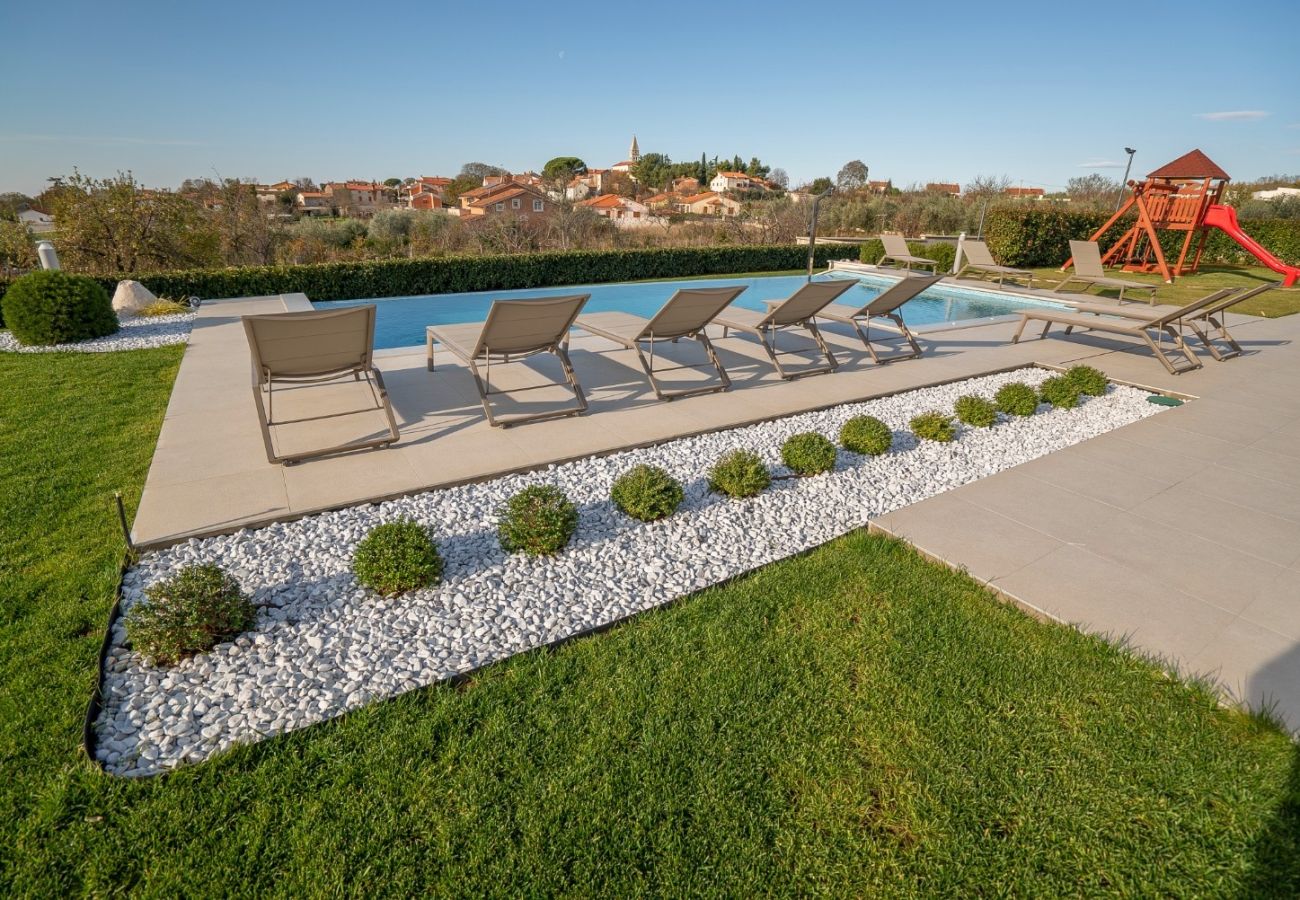 Villa a Krancici - Villa Silvia near Poreč for 10 people with infinity pool and large playground