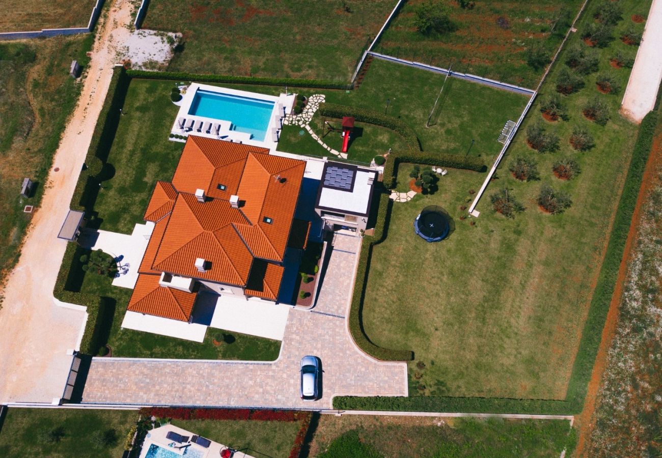 Villa a Krancici - Villa Silvia near Poreč for 10 people with infinity pool and large playground