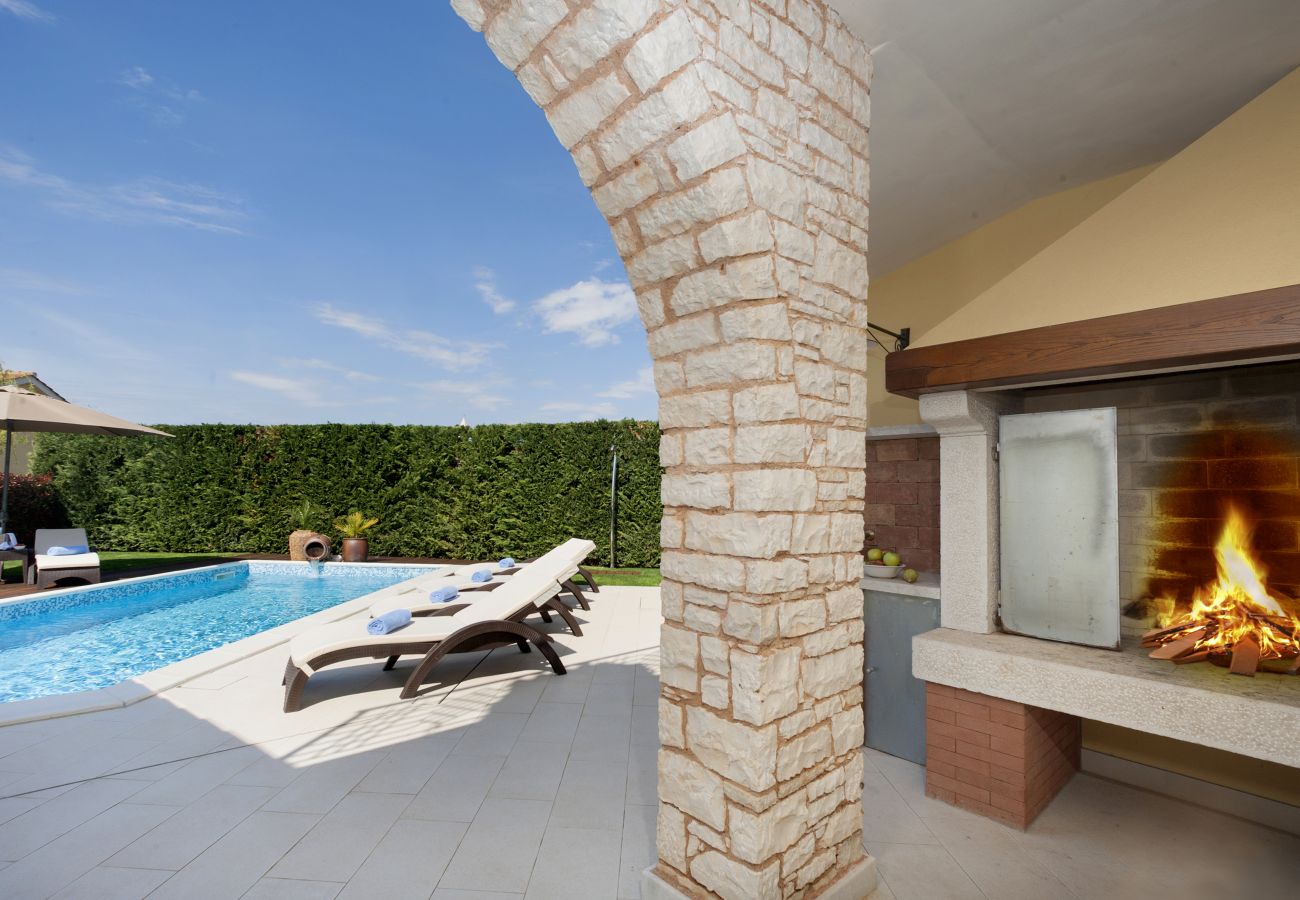 Villa a Labinci - Villa Santa Domenica near Poreč with play room, beautiful tavern & garden