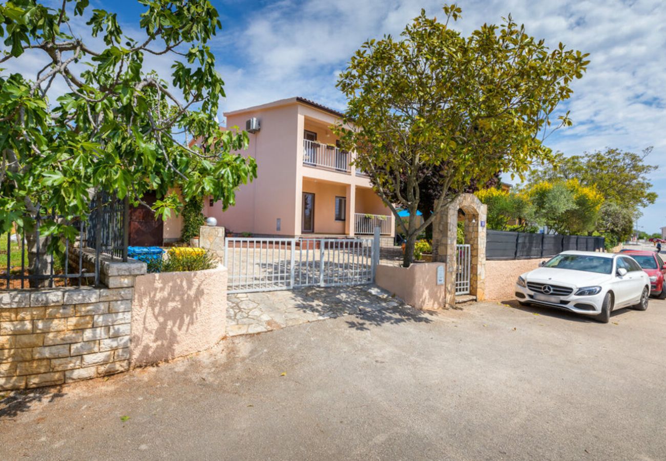 Villa a Fažana - Villa Ketty in Fažana with playground, sea view and private pool