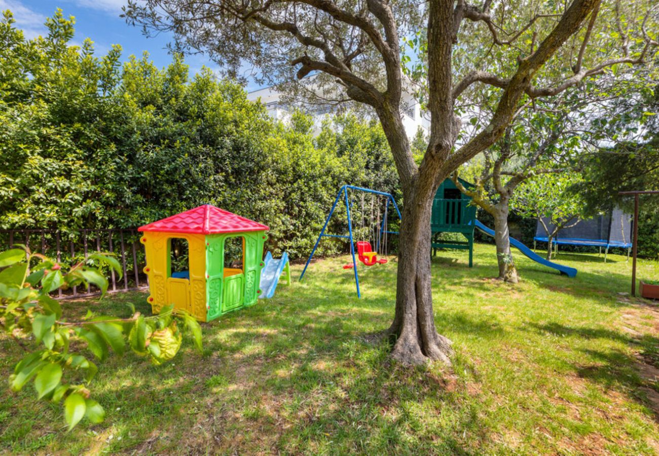 Villa a Fažana - Villa Ketty in Fažana with playground, sea view and private pool