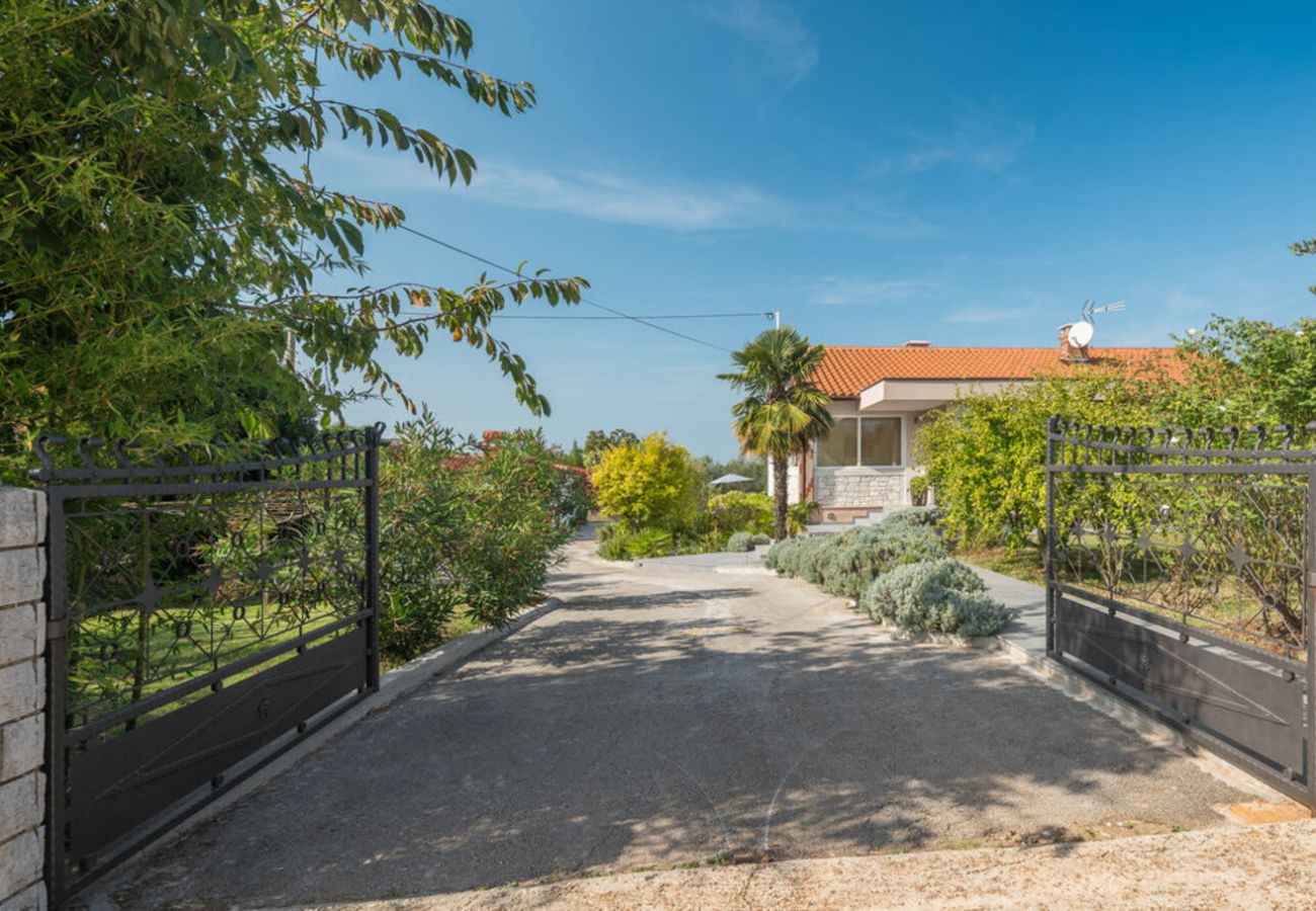 Villa a Kaštelir - Villa Viktoria near Poreč for 6 people with play room & private pool