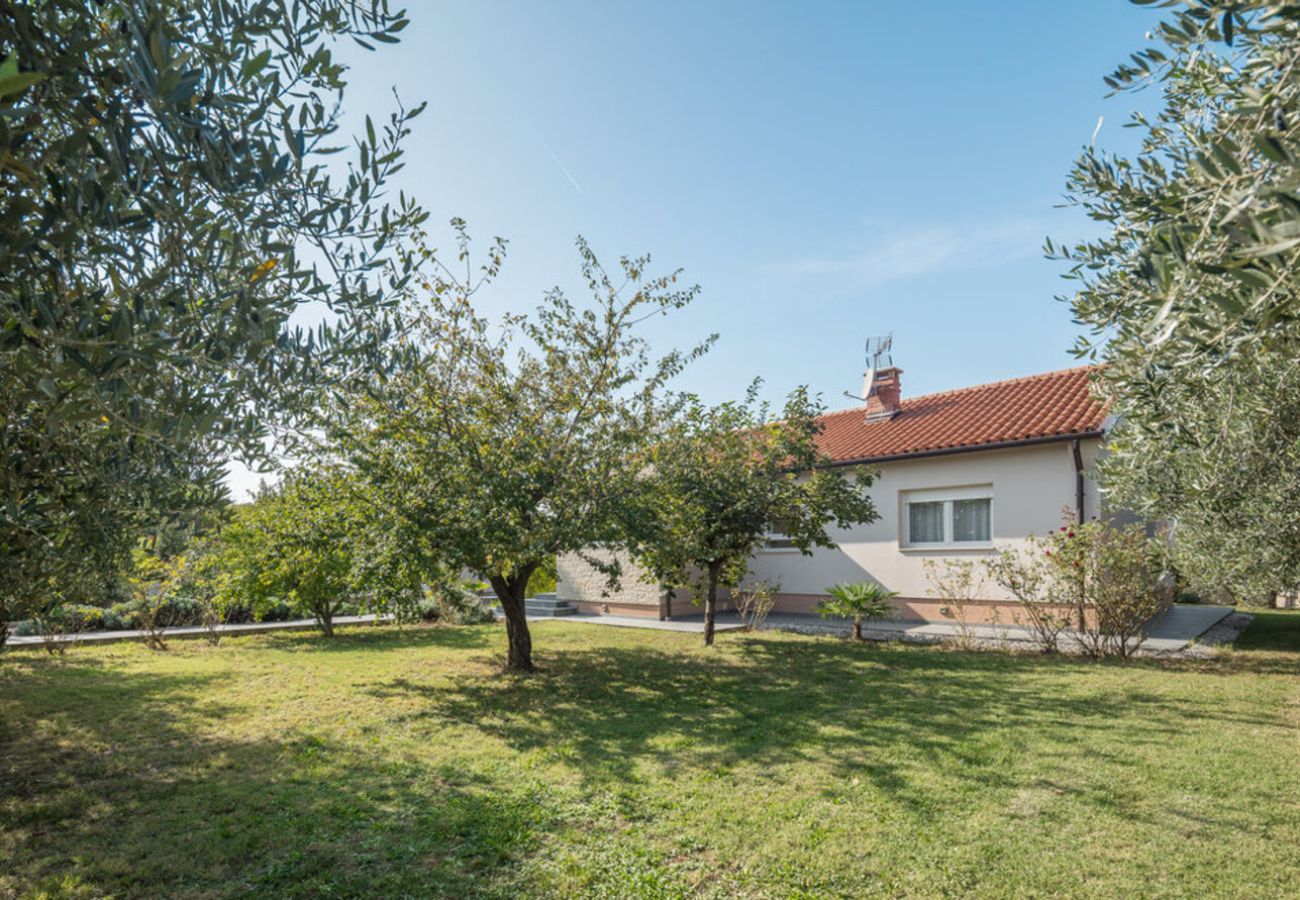 Villa a Kaštelir - Villa Viktoria near Poreč for 6 people with play room & private pool