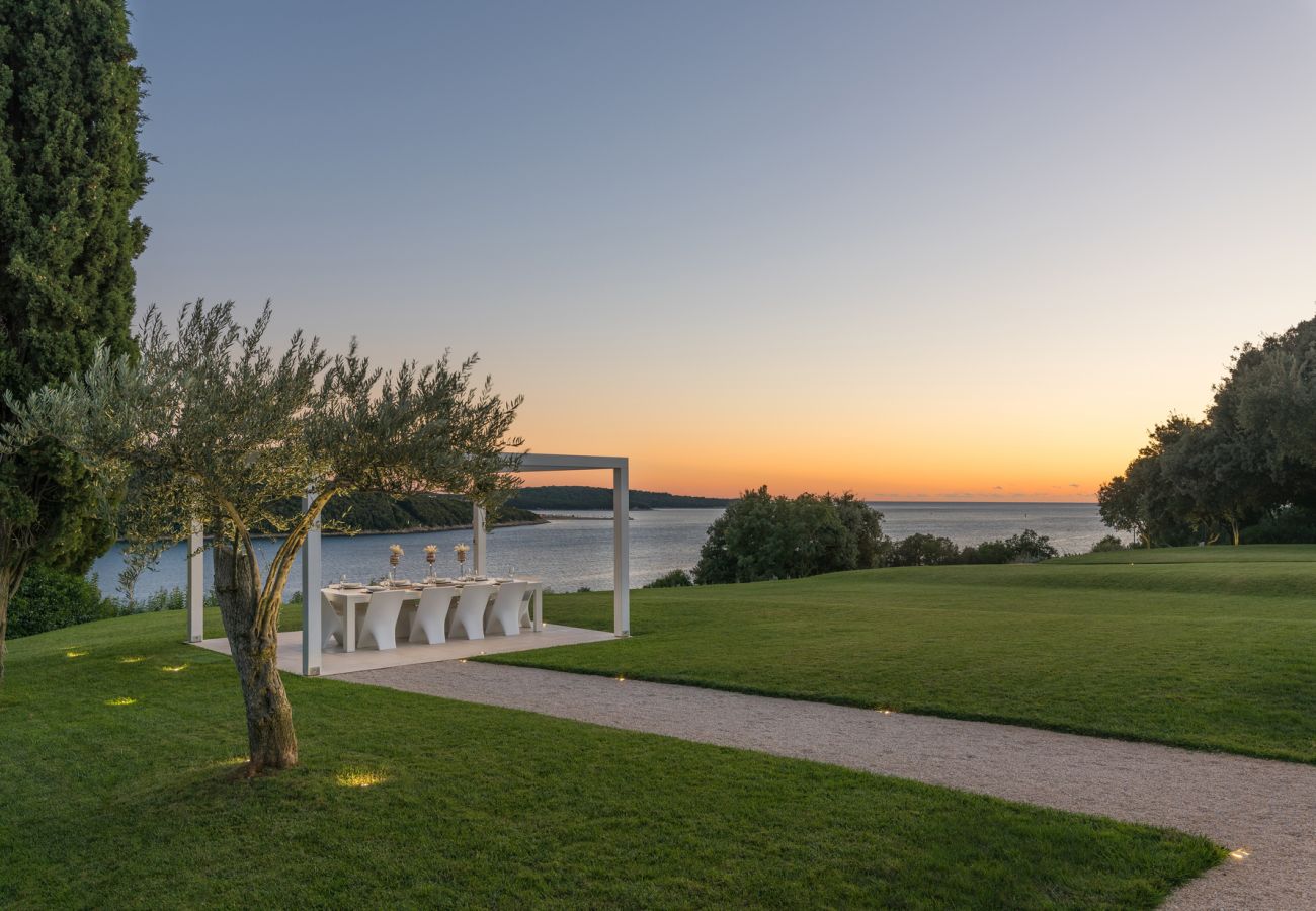 Villa a Vrsar - Villa La Reina for 10 people only 20 meters from the sea with sauna & heated pool near Poreč - Daily Housekeeping & Breakfast Service