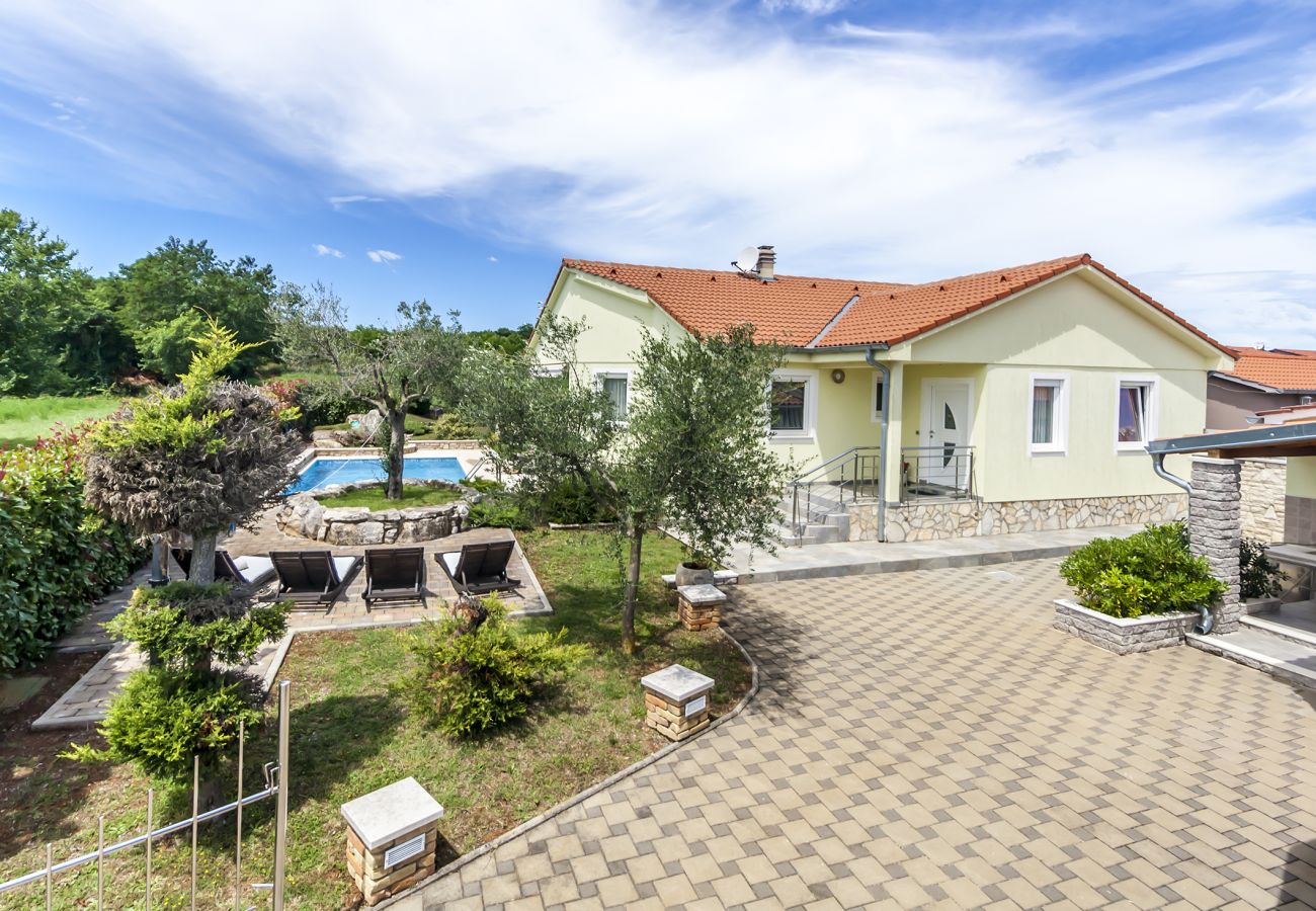 Villa a Marcana - Villa Sole Istria near Pula for 7 people with jacuzzi and children playground