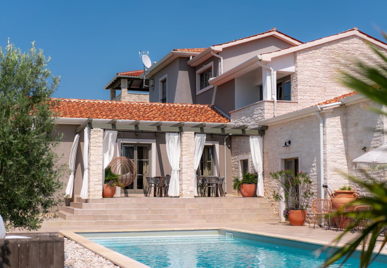 Villa a Višnjan - Villa Moonlight 2 for 12  persons near Poreč with private heated pool - 45 m2 & playground