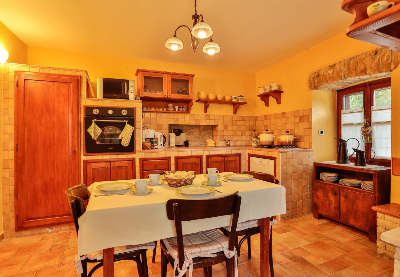 Villa a Sveti Kirin - House Edera in Central Istria for 6 people with large garden and salt - water private pool