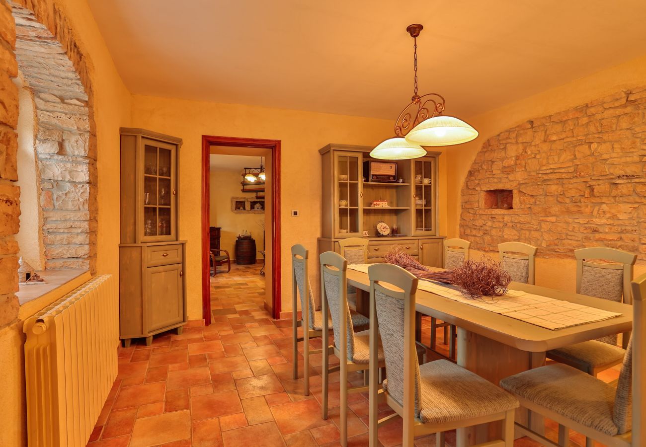 Villa a Sveti Kirin - House Edera in Central Istria for 6 people with large garden and salt - water private pool