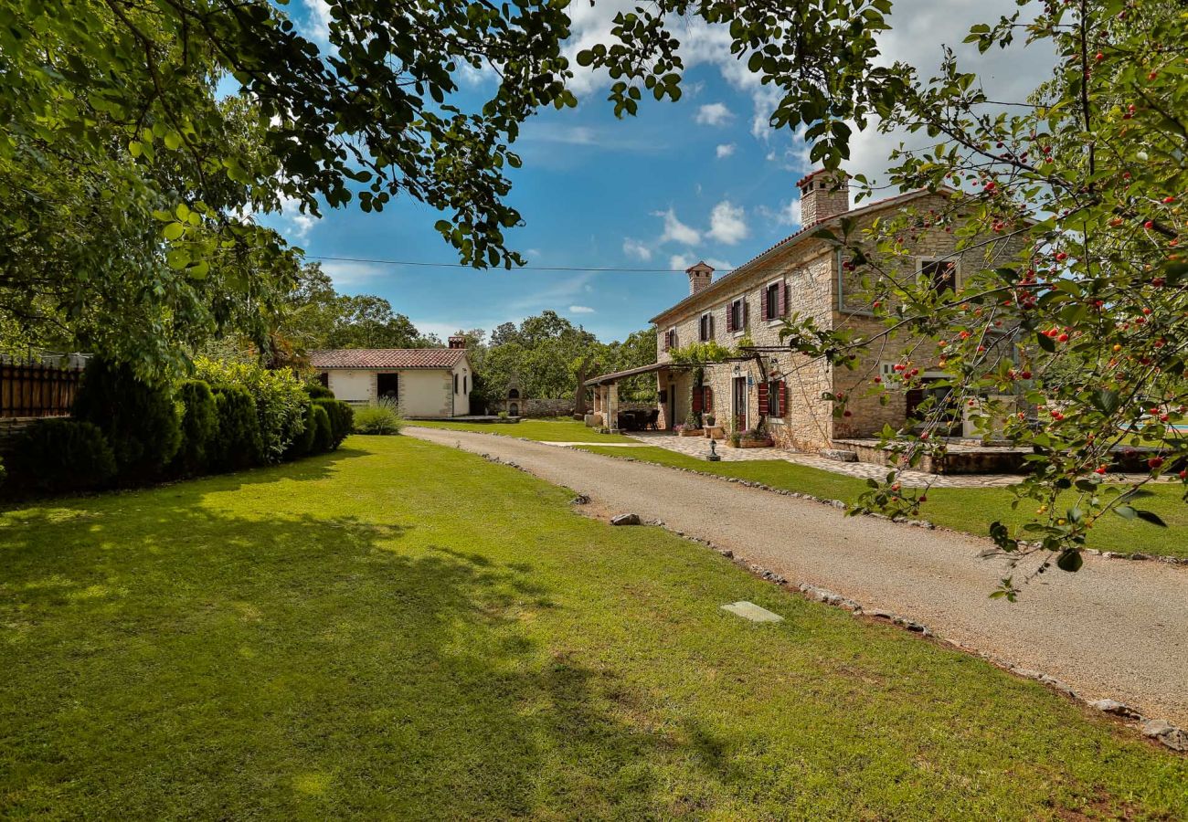 Villa a Sveti Kirin - House Edera in Central Istria for 6 people with large garden and salt - water private pool