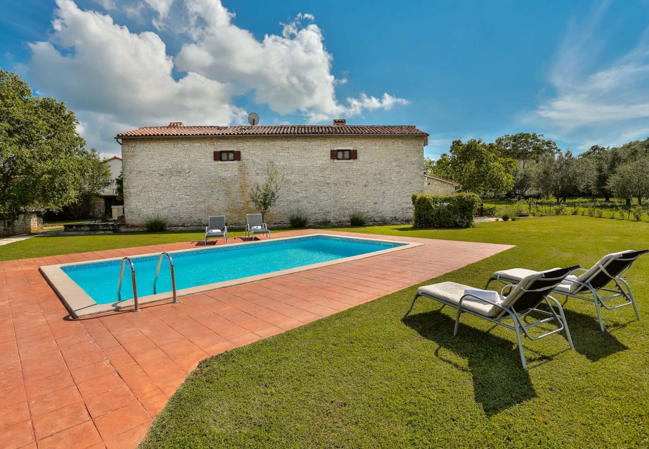 Villa a Sveti Kirin - House Edera in Central Istria for 6 people with large garden and salt - water private pool