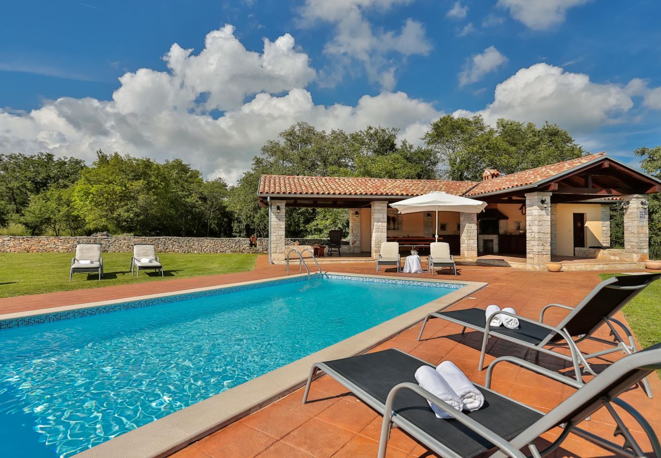 Villa a Sveti Kirin - House Edera in Central Istria for 6 people with large garden and salt - water private pool