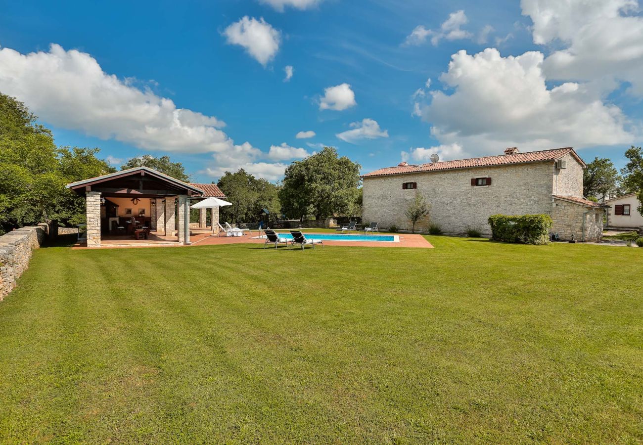 Villa a Sveti Kirin - House Edera in Central Istria for 6 people with large garden and salt - water private pool