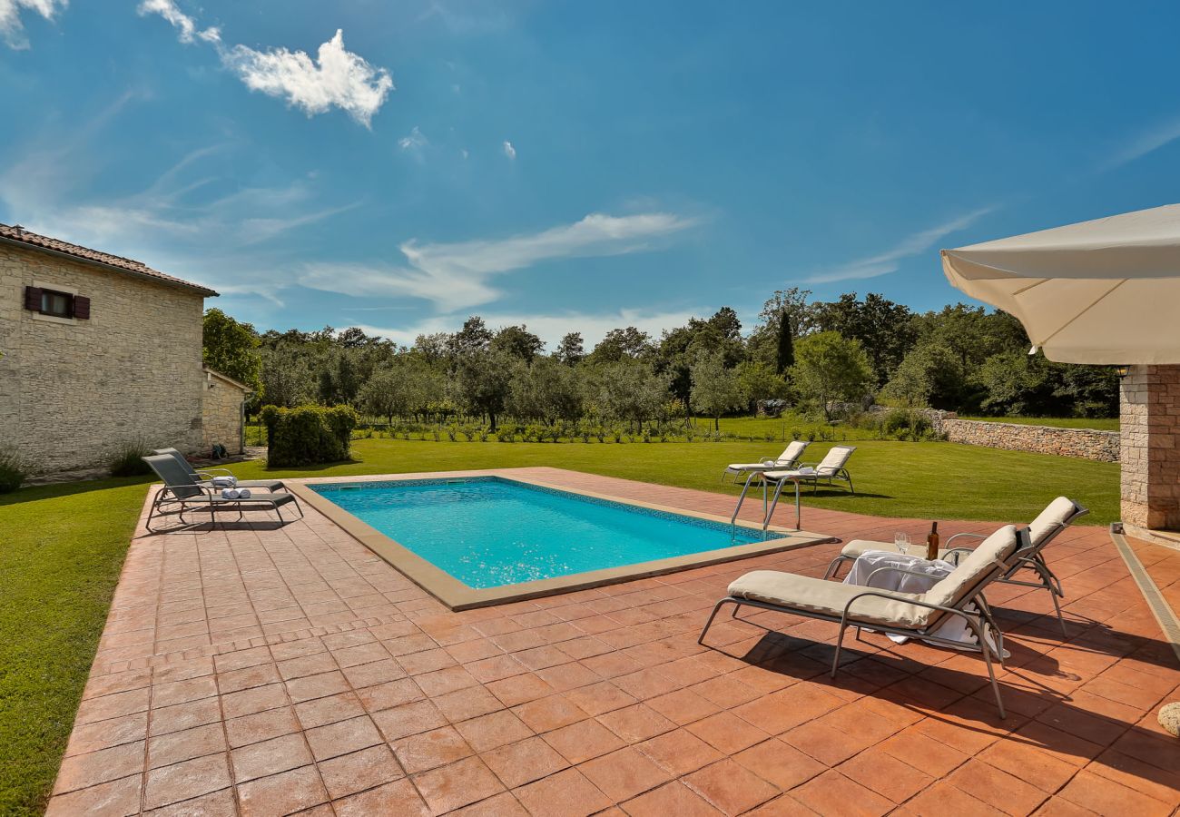 Villa a Sveti Kirin - House Edera in Central Istria for 6 people with large garden and salt - water private pool