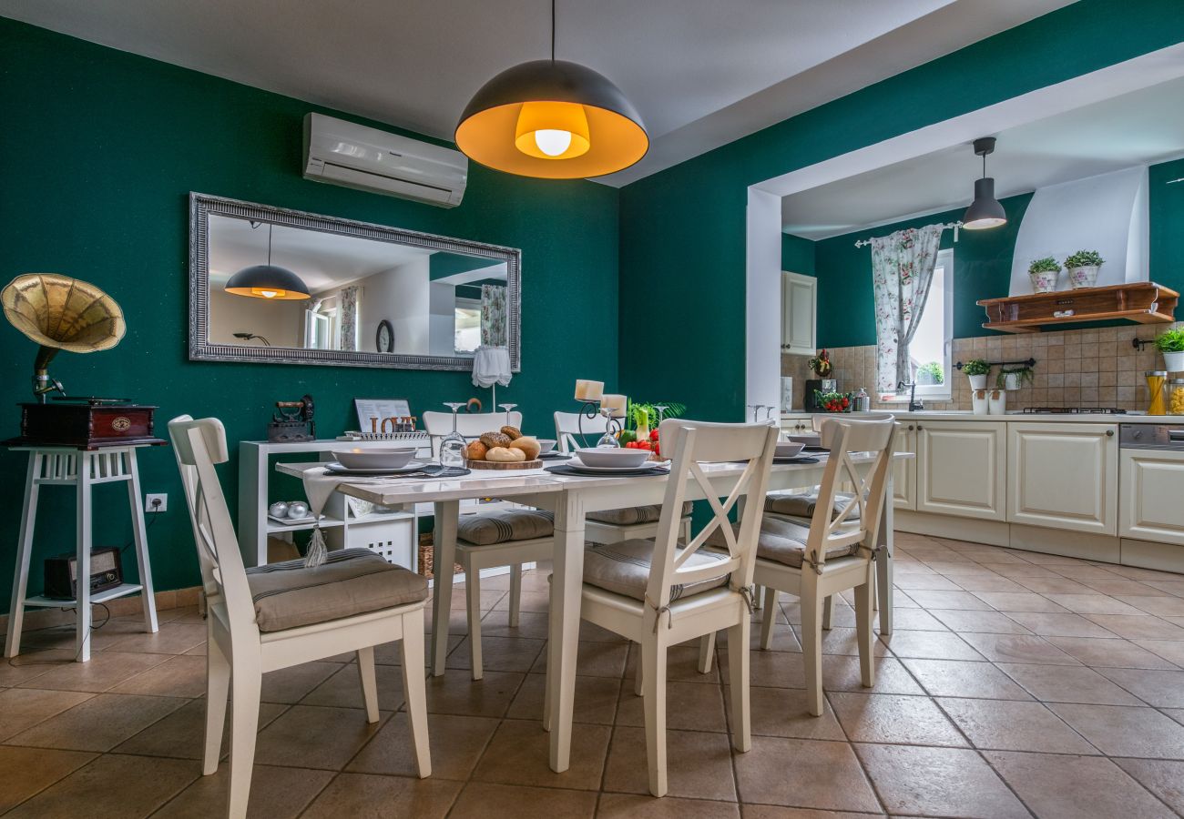 Villa a Krnica - Villa Laura Krnica near Pula for 8 people - pet friendly with children playground