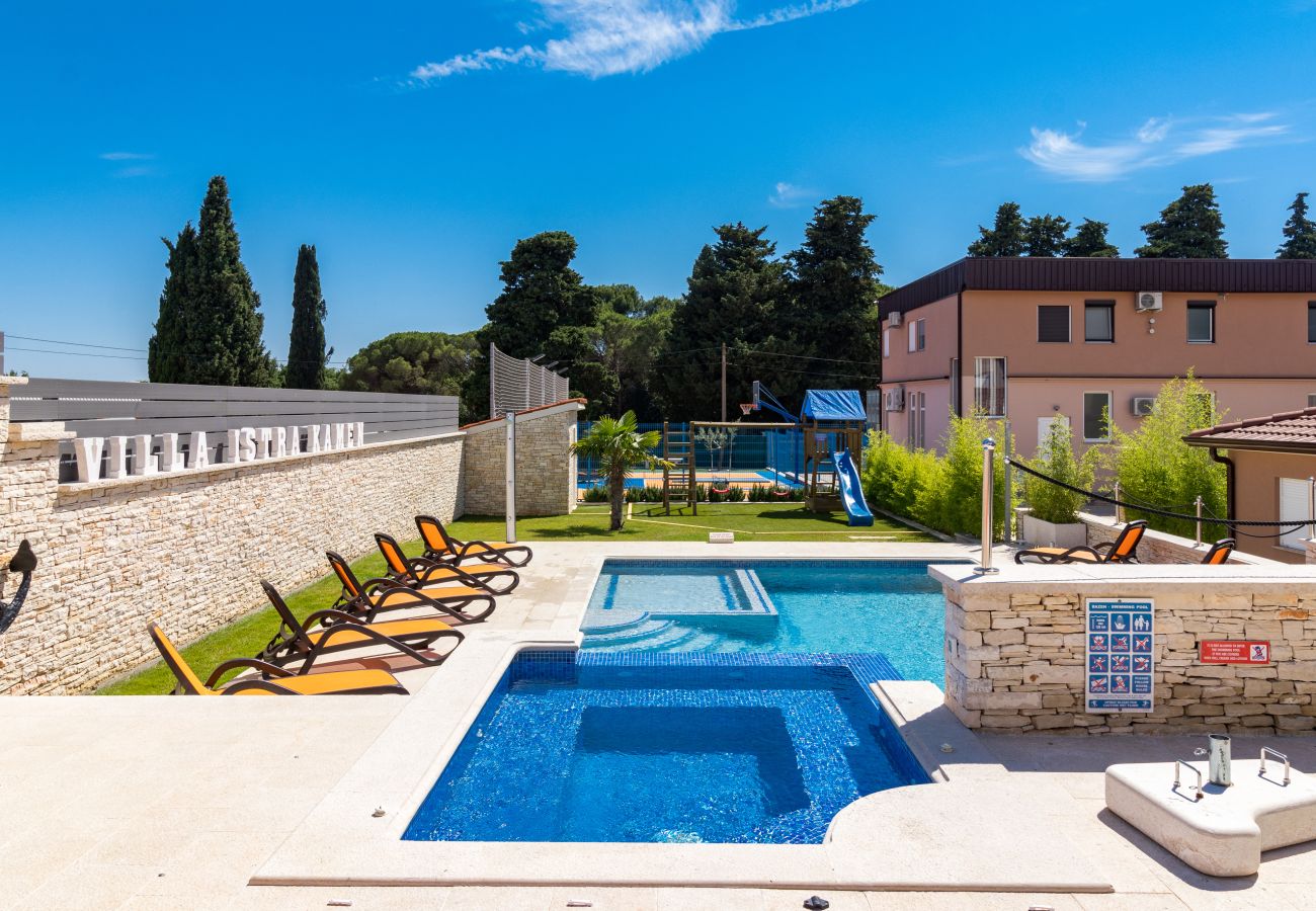 Villa a Ližnjan - Villa Istra Kamen for kids & families near Pula for 18 people with sport activities, wellness & 67 m2 heated private pool