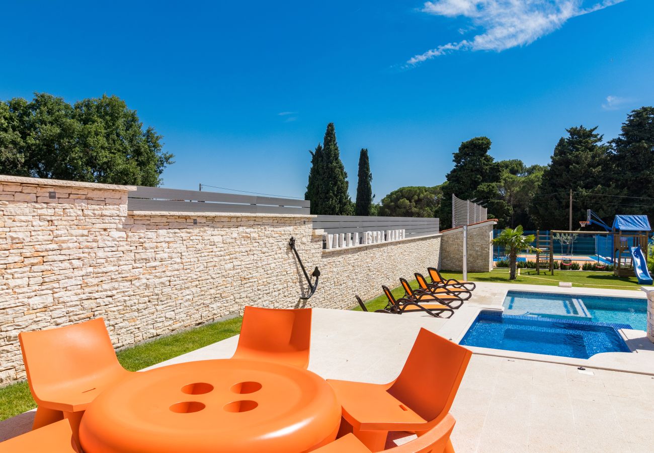 Villa a Ližnjan - Villa Istra Kamen for kids & families near Pula for 18 people with sport activities, wellness & 67 m2 heated private pool