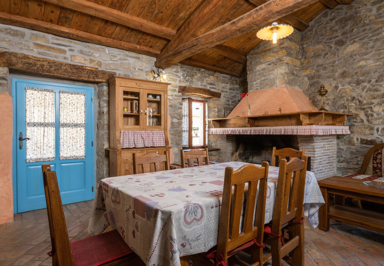 Villa a Buzet - Villa Denis Village in Central Istria for 28 people pet friendly complex of 4 stone houses