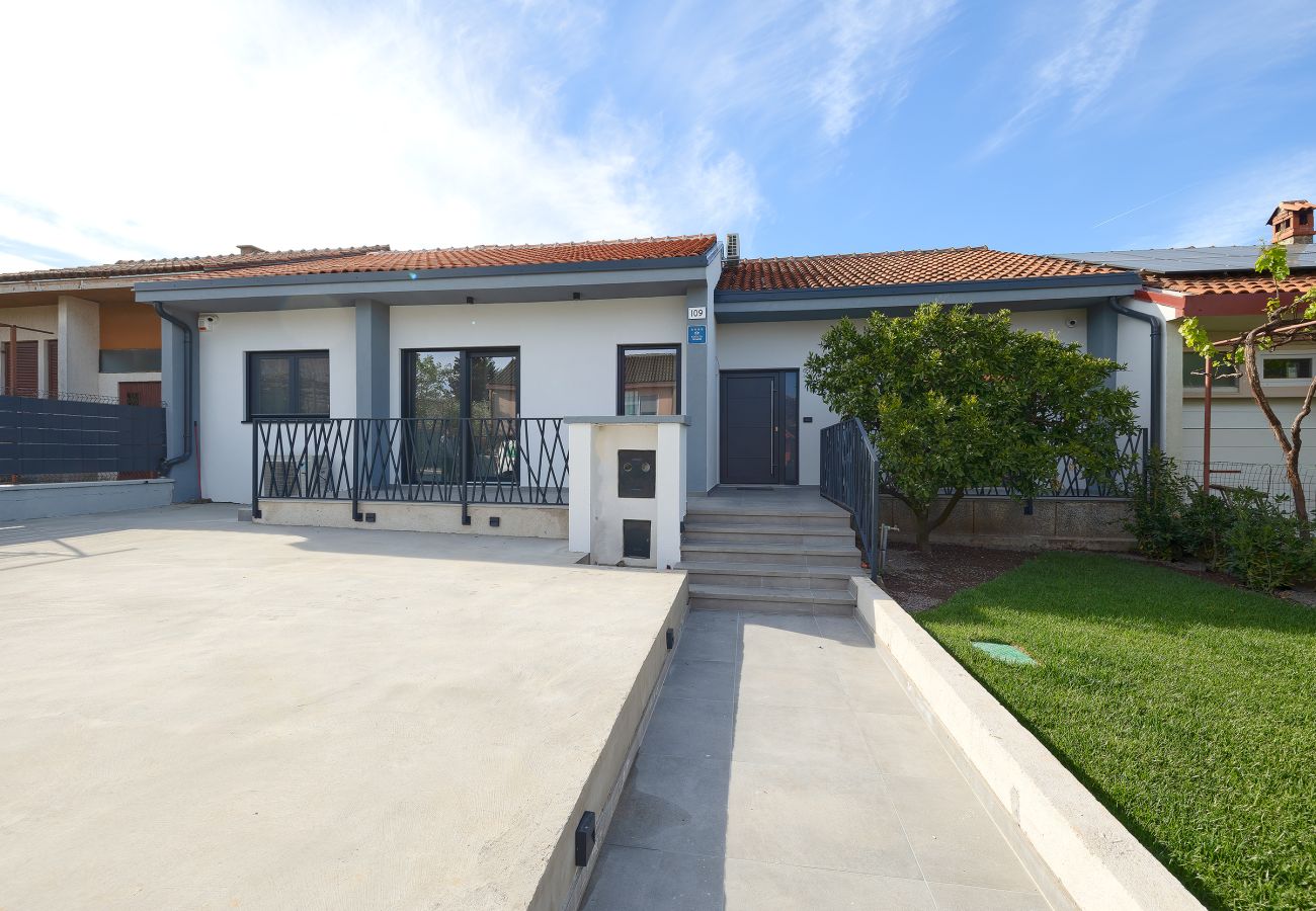 Villa a Štinjan - Villa Meri near Pula for 6 people with heated pool & only 500 m from the beach