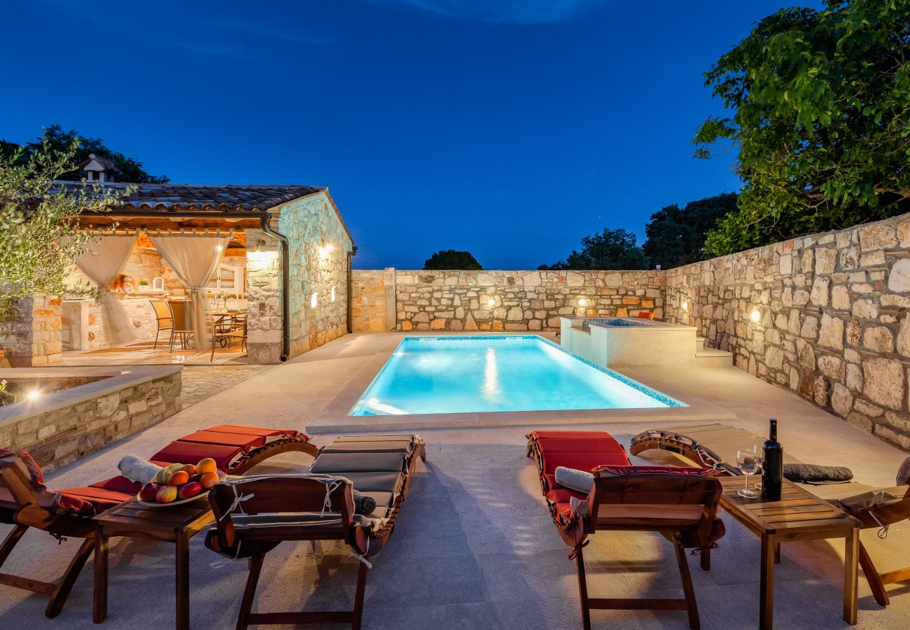 Villa a Marcana - Villa Cassa di Roccia for 8 people in Central Istria - pet friendly with heated pool