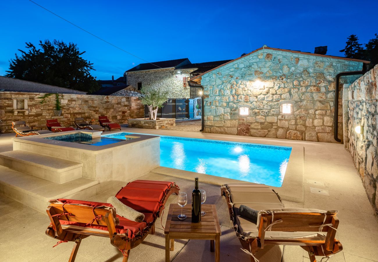 Villa a Marcana - Villa Cassa di Roccia for 8 people in Central Istria - pet friendly with heated pool