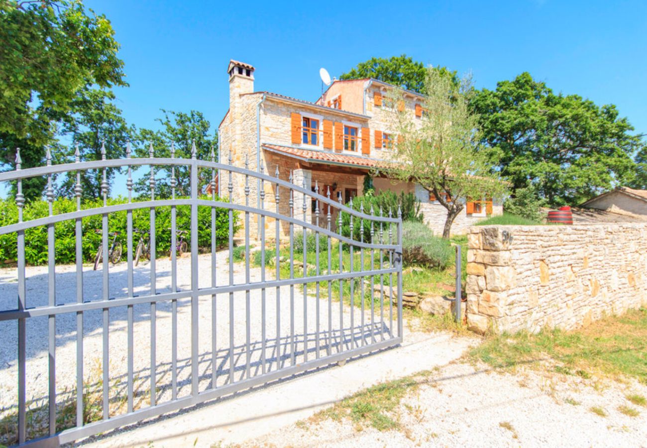 Villa a Divšici - Villa Boduleri for 9 people in Central Istria with private pool & children playground 