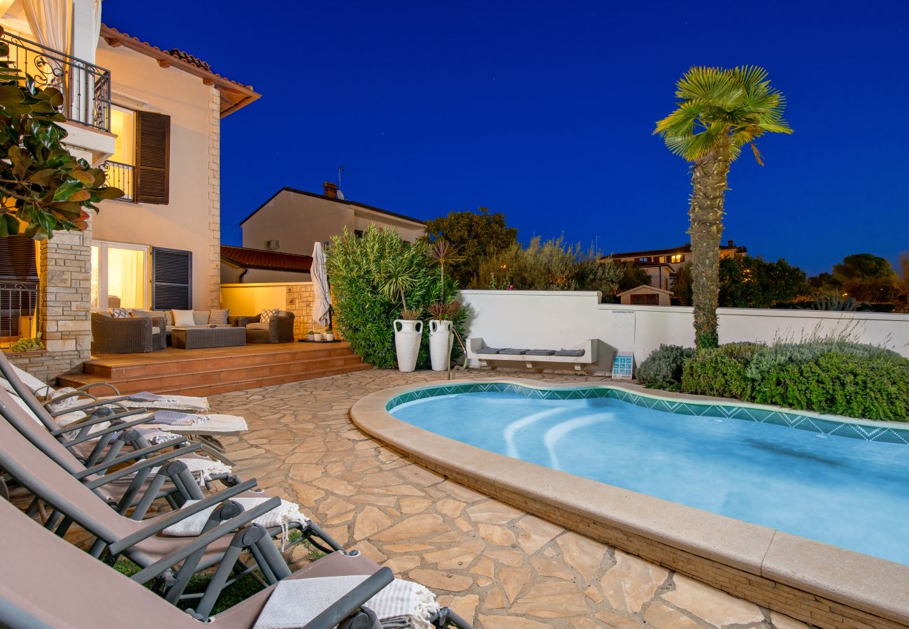 Villa a Umag - Villa Magnolia in Umag for 10 persons - first row to sea & beach - with jacuzzi and fitness area