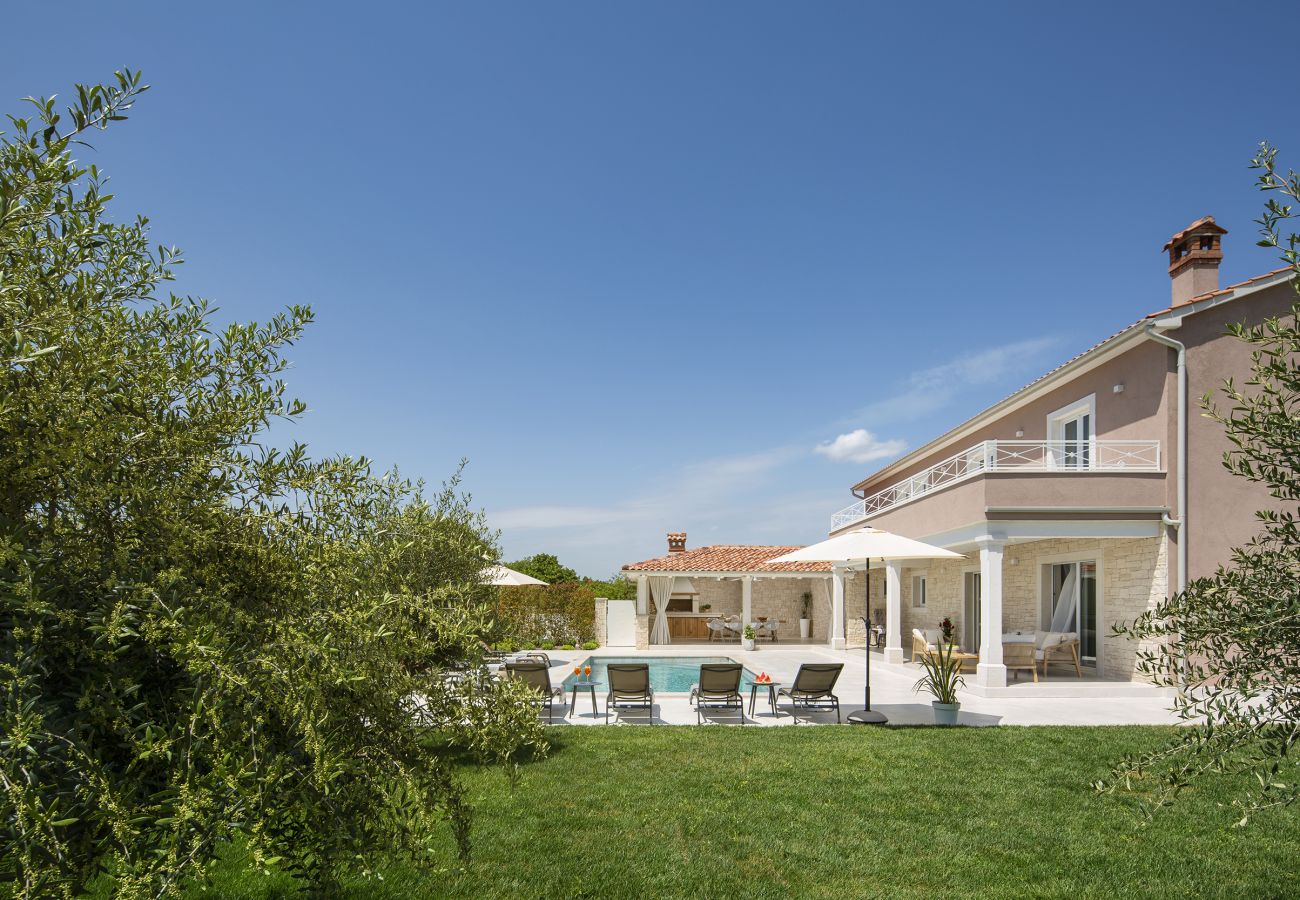 Villa a Žminj - Luxury Villa Simona Residence for 8 people in Central Istria with 32 m2 salt-water pool 