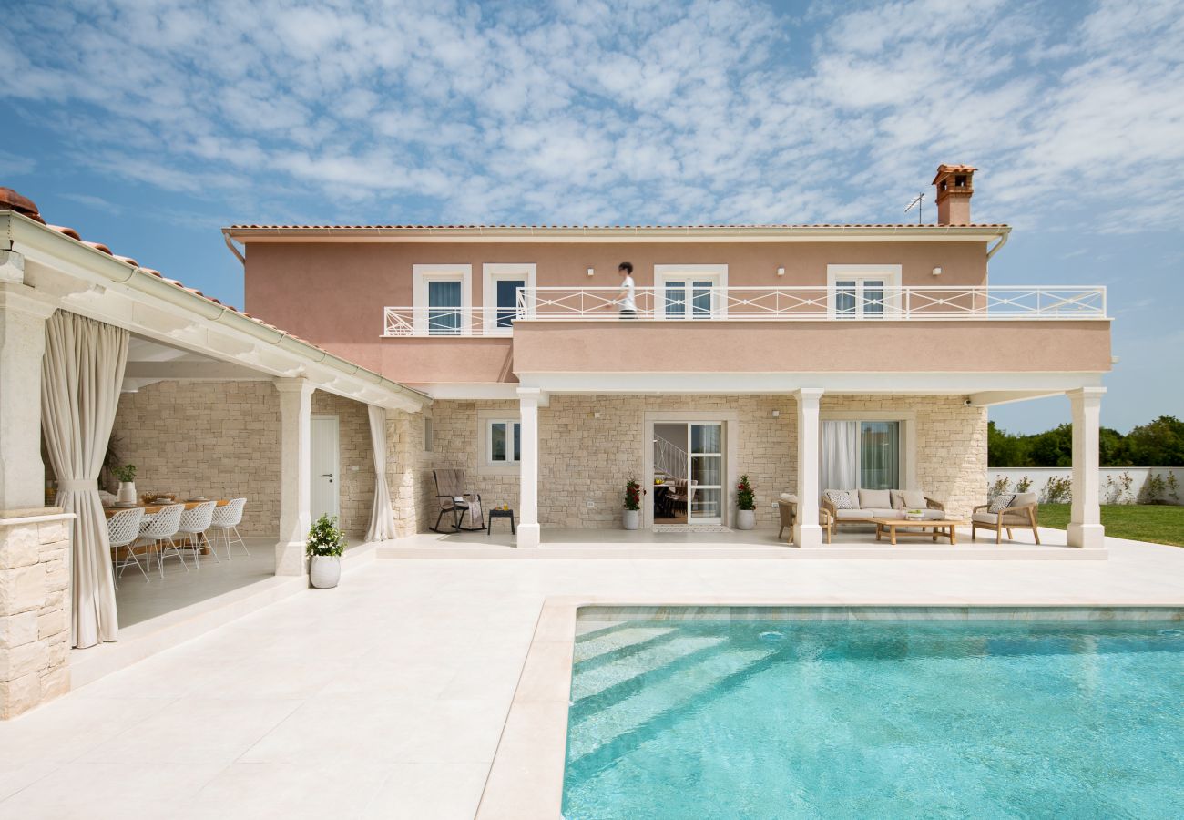 Villa a Žminj - Luxury Villa Simona Residence for 8 people in Central Istria with 32 m2 salt-water pool 