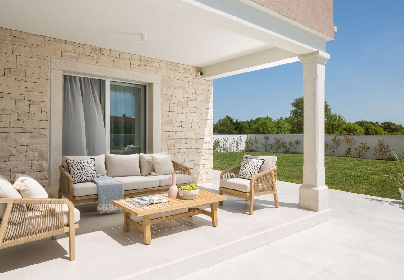 Villa a Žminj - Luxury Villa Simona Residence for 8 people in Central Istria with 32 m2 salt-water pool 