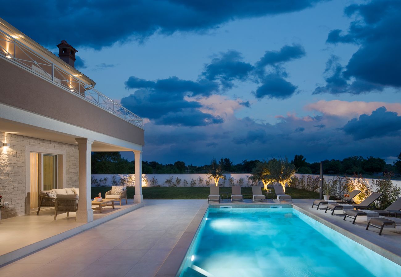 Villa a Žminj - Luxury Villa Simona Residence for 8 people in Central Istria with 32 m2 salt-water pool 