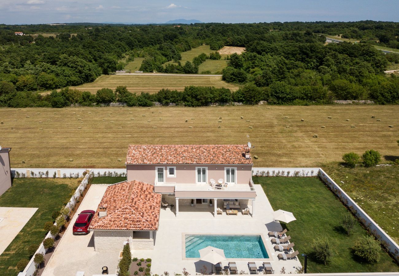 Villa a Žminj - Luxury Villa Simona Residence for 8 people in Central Istria with 32 m2 salt-water pool 