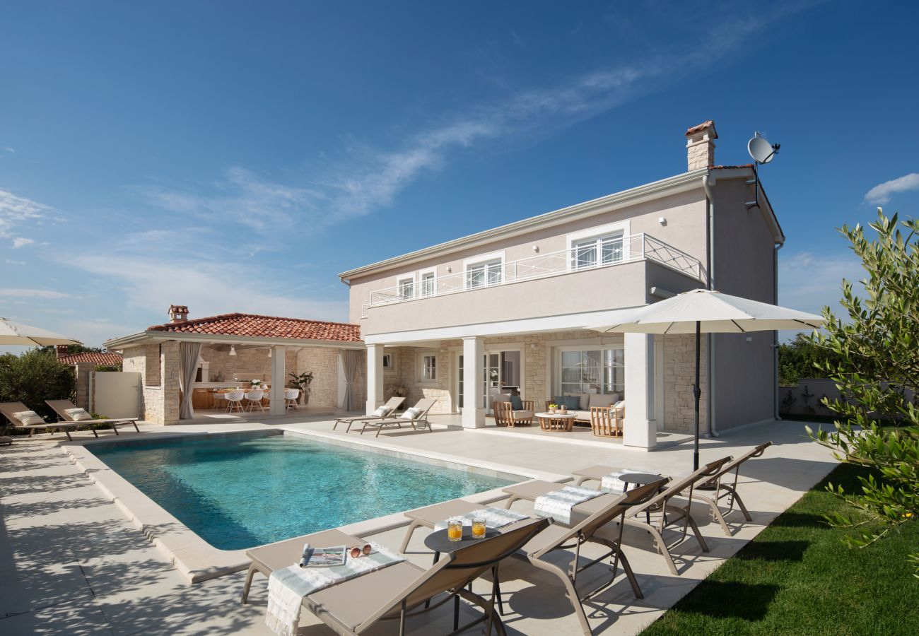 Villa a Žminj - Luxury Gabriel Residence for 8 people with 32 m2 private salt-water pool in Central Istria 