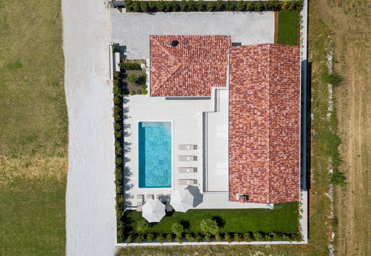 Villa a Žminj - Luxury Gabriel Residence for 8 people with 32 m2 private salt-water pool in Central Istria 