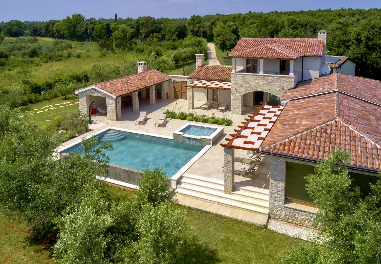 Villa a Šišan - Casa Ginetto for 8 people near Pula with infinity 45 m2 and extra kids pool & large garden