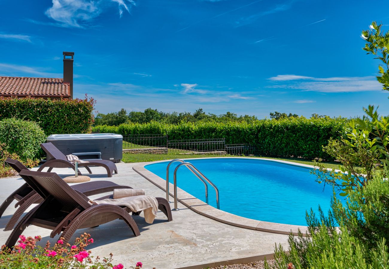 Villa a Vardica - Villa Toscana for 6 people near Umag with private pool and jacuzzi