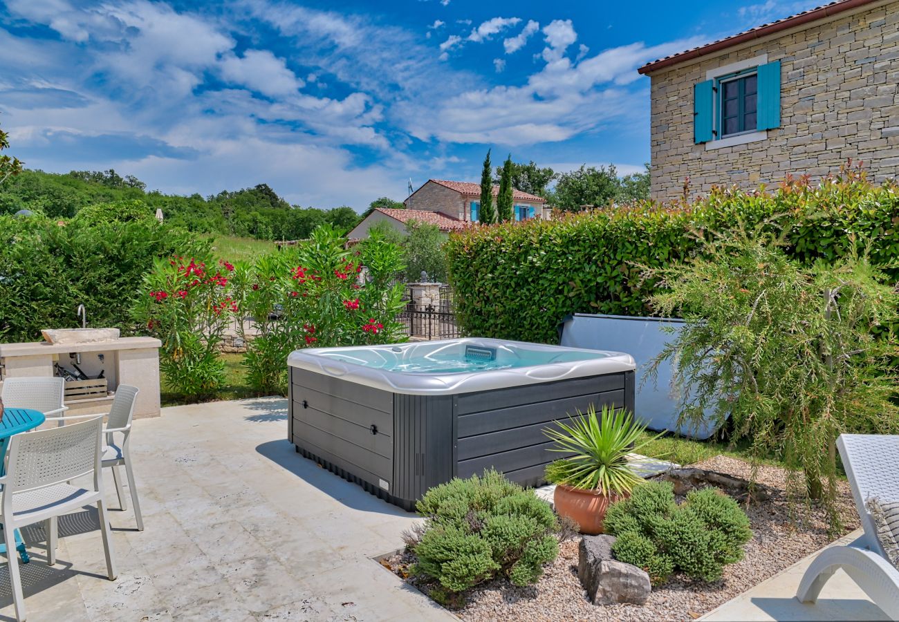 Villa a Vardica - Villa Figlica for 6 people near Umag with jacuzzi & pet friendly