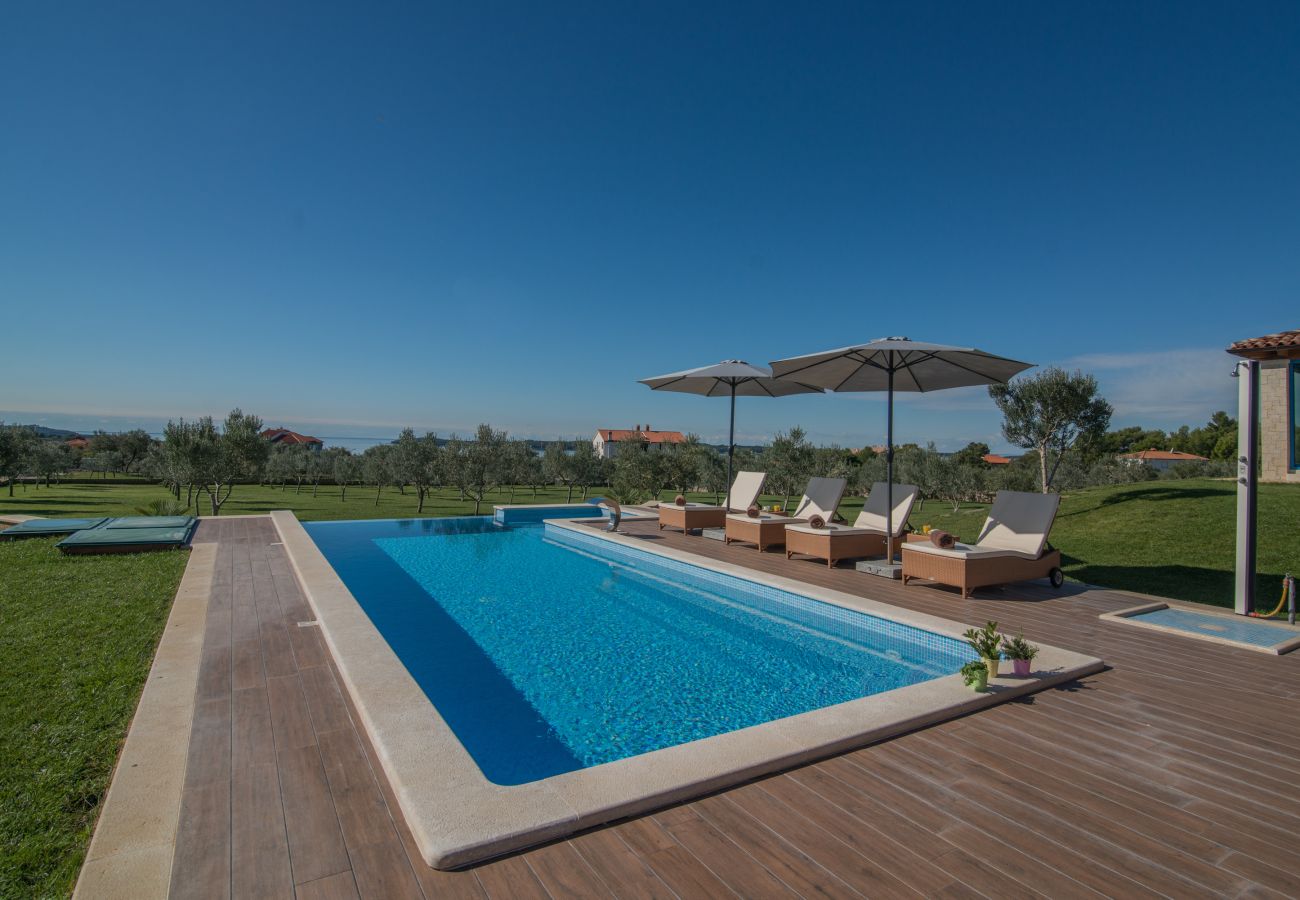 Villa a Fažana - Villa Evelyn in Fažana with 50 m2 pool, jacuzzi, kids playground & sea view only 800 meters from beach