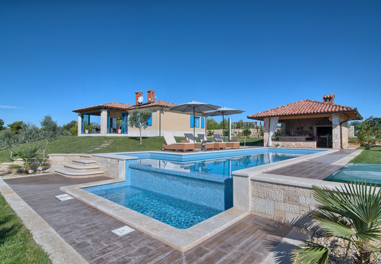 Villa a Fažana - Villa Evelyn in Fažana with 50 m2 pool, jacuzzi, kids playground & sea view only 800 meters from beach