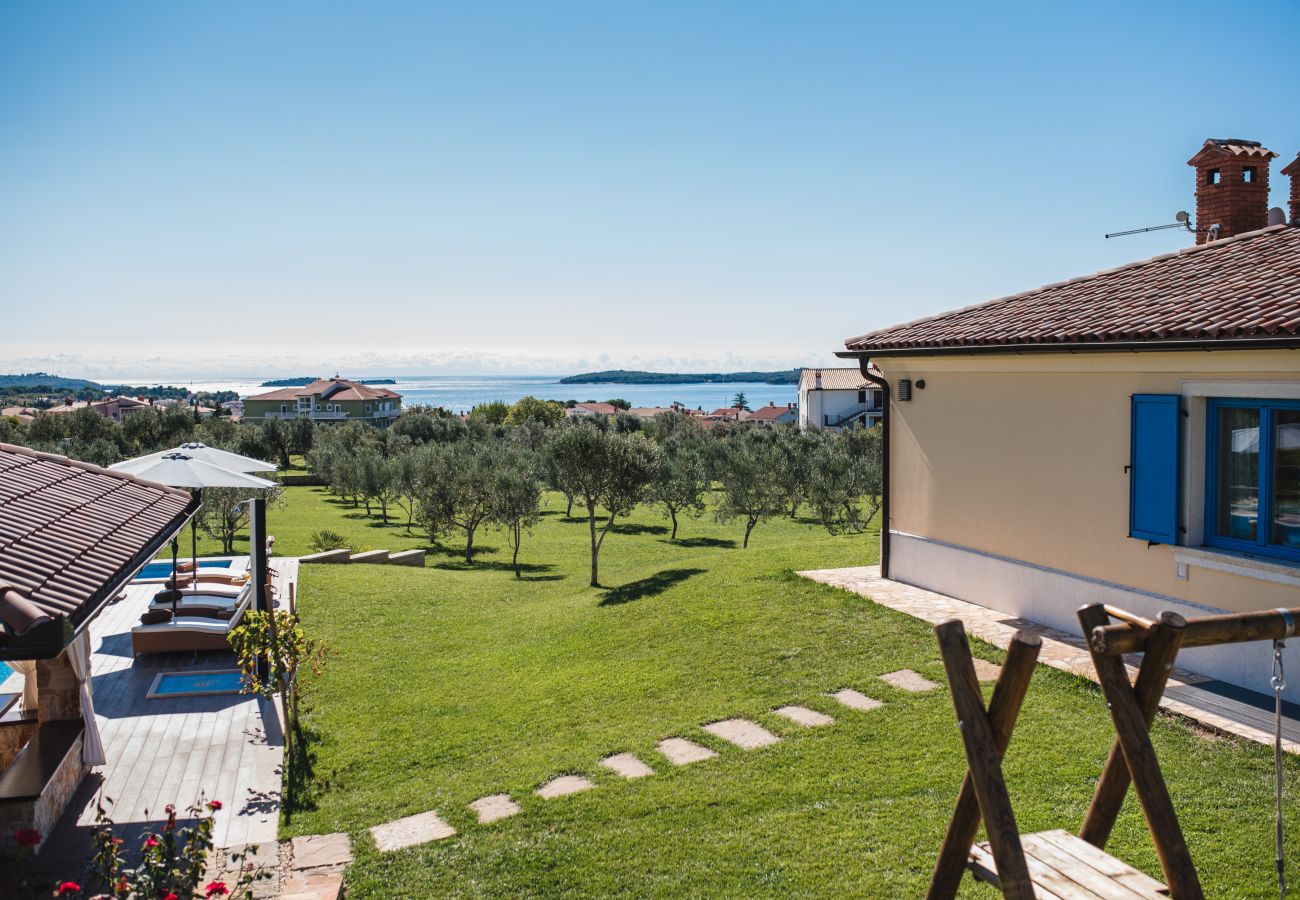 Villa a Fažana - Villa Evelyn in Fažana with 50 m2 pool, jacuzzi, kids playground & sea view only 800 meters from beach