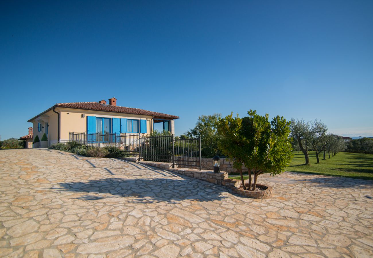 Villa a Fažana - Villa Evelyn in Fažana with 50 m2 pool, jacuzzi, kids playground & sea view only 800 meters from beach